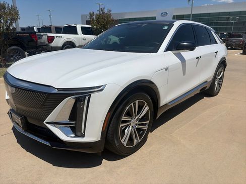 Used 2024 Cadillac Lyriq Luxury RWD image 3