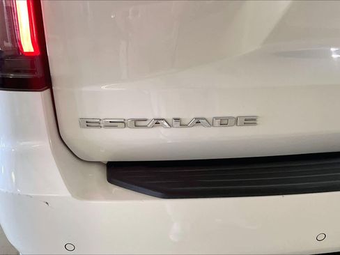 Used 2021 Cadillac Escalade Premium Luxury RWD image 31