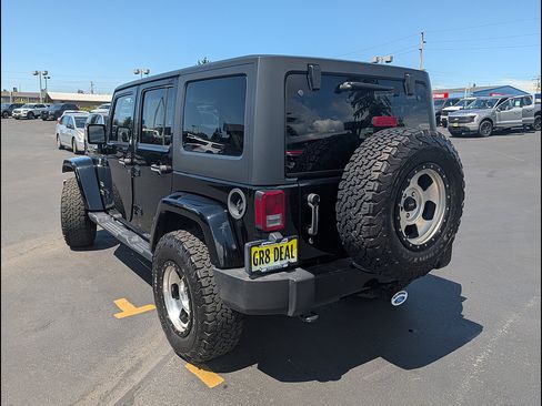 Used 2017 Jeep Wrangler Unlimited Sahara AWD/4WD image 8