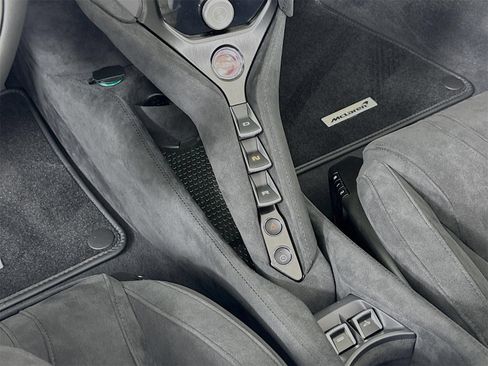Used 2024 McLaren 750S Spider RWD image 11
