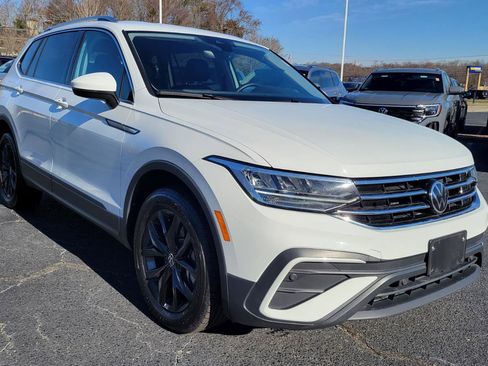 Certified 2024 Volkswagen Tiguan SE image 7