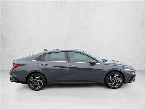 Used 2025 Hyundai Elantra Limited FWD image 4