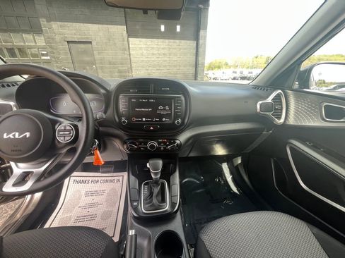 Used 2025 Kia Soul LX w/ LX Technology Package FWD image 32