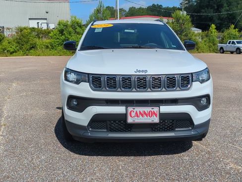 Used 2024 Jeep Compass Latitude AWD/4WD image 2