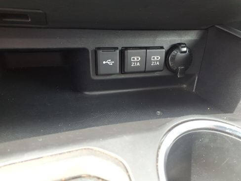 Used 2021 Toyota Highlander XLE AWD/4WD image 24