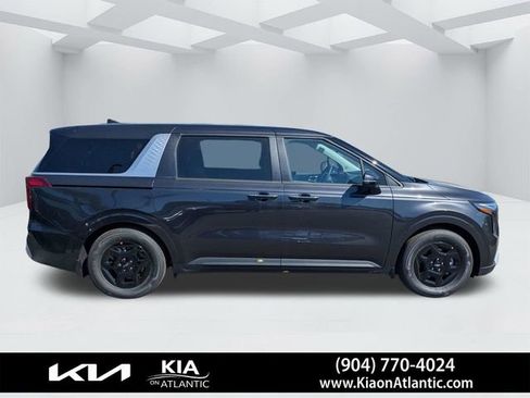 New 2026 Kia Carnival FWD image 2