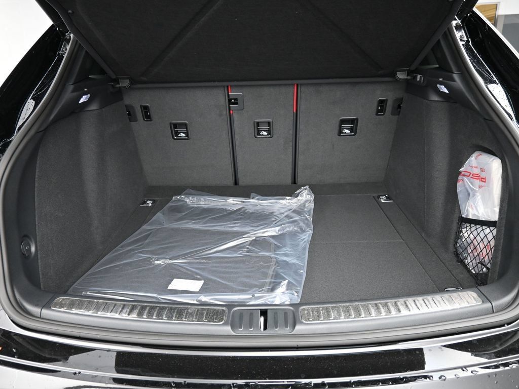 Certified 2026 Porsche Macan AWD/4WD image 9