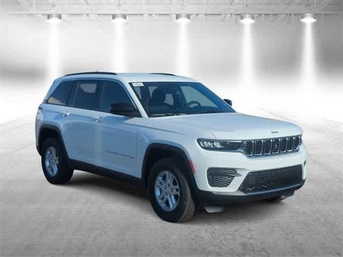 Used 2025 Jeep Grand Cherokee Laredo image 2