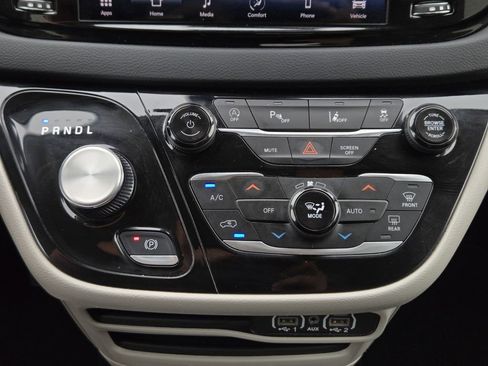 Used 2023 Chrysler Pacifica Touring-L FWD image 14