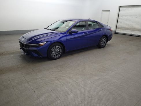 Used 2024 Hyundai Elantra SEL FWD image 2