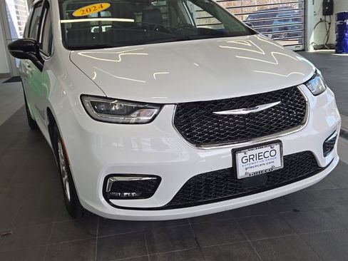 Used 2024 Chrysler Pacifica Touring-L image 3