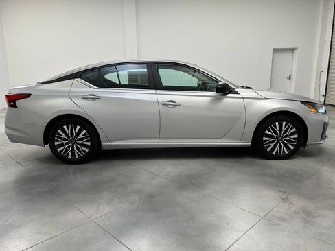 Used 2025 Nissan Altima 2.5 SV FWD image 10