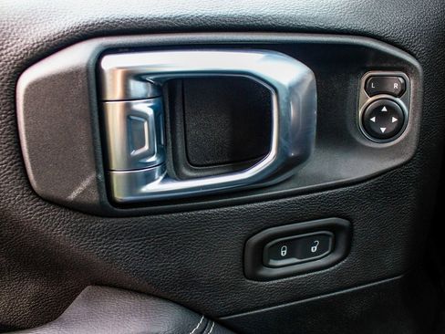 Used 2023 Jeep Wrangler Unlimited Sahara image 9