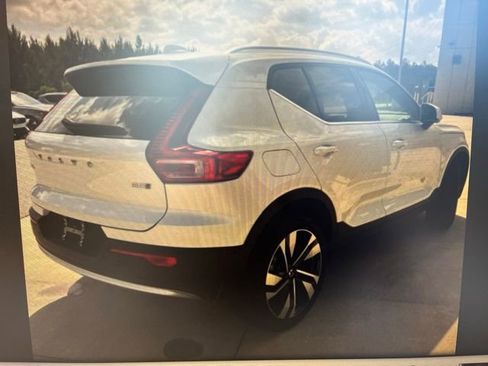 Used 2025 Volvo XC40 B5 Plus AWD/4WD image 2