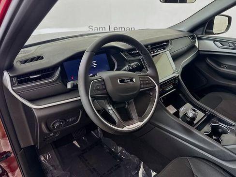 New 2025 Jeep Grand Cherokee Laredo image 8