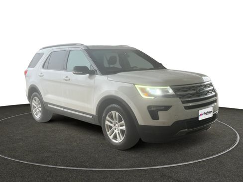 Used 2018 Ford Explorer XLT w/ Equipment Group 202A image 8
