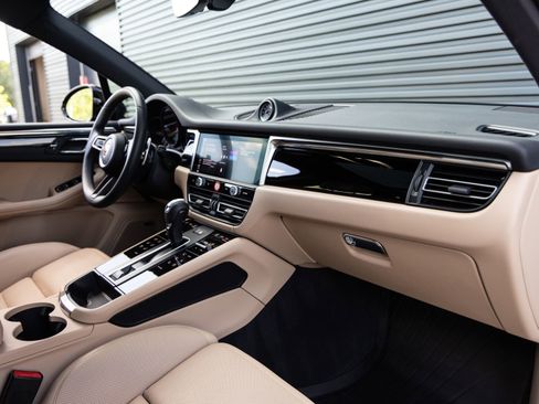 Certified 2025 Porsche Macan AWD/4WD image 35