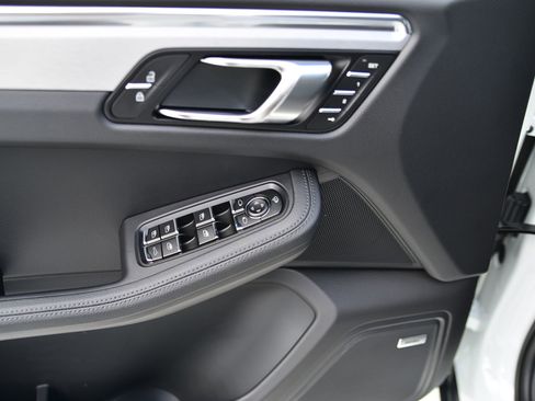 Certified 2026 Porsche Macan AWD/4WD image 12