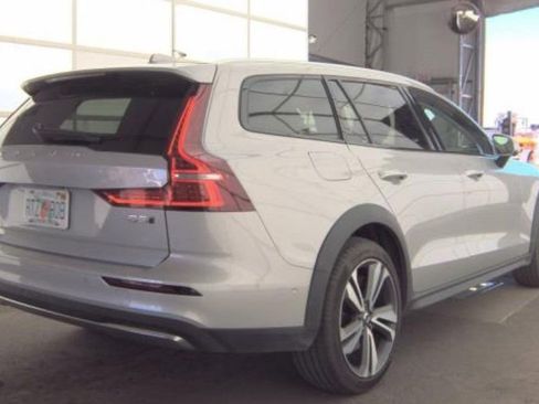 Used 2025 Volvo V60 B5 Cross Country Plus AWD/4WD image 2