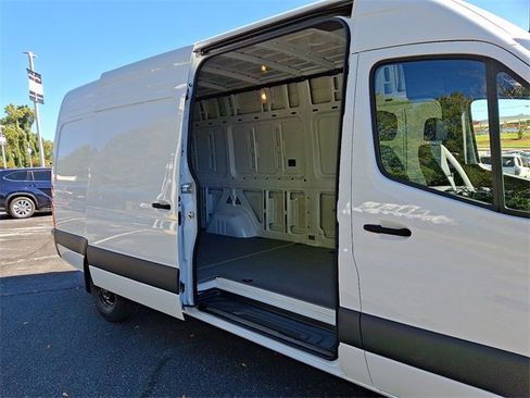 Used 2025 Mercedes-Benz Sprinter 2500 image 10