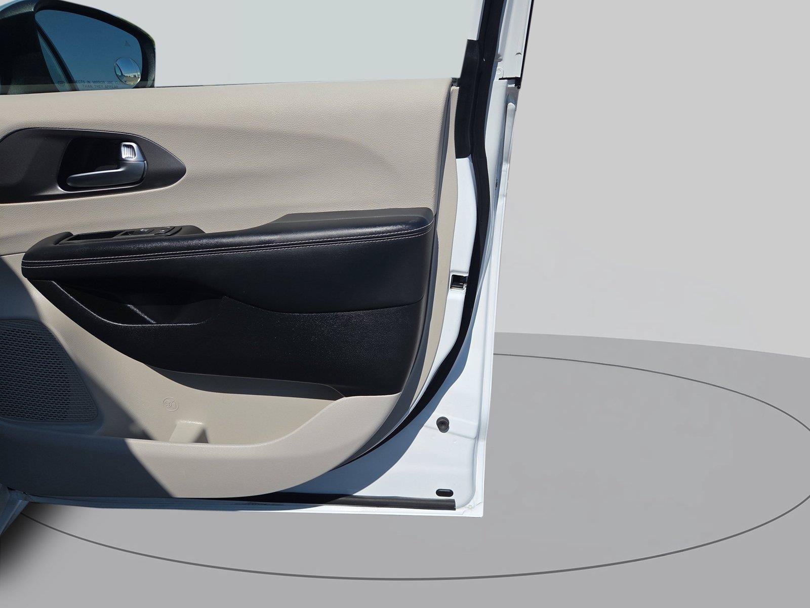 Used 2023 Chrysler Pacifica Touring-L FWD image 39
