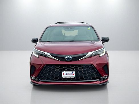 Used 2022 Toyota Sienna XSE image 2