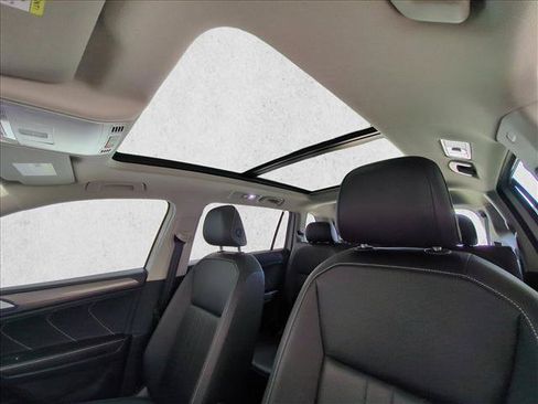 Used 2023 Volkswagen Tiguan SE w/ Panoramic Sunroof Package FWD image 20