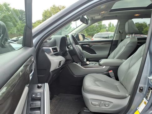 Used 2022 Toyota Highlander Platinum FWD image 16
