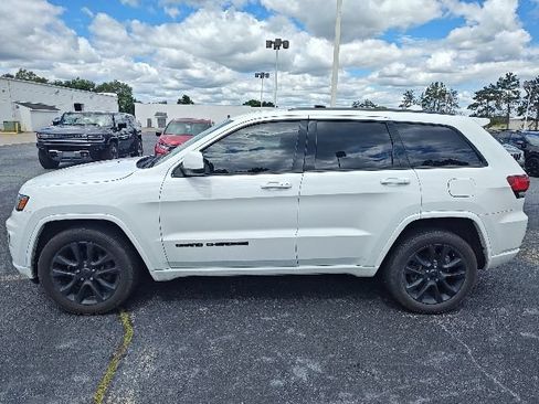 Used 2018 Jeep Grand Cherokee Altitude AWD/4WD image 3