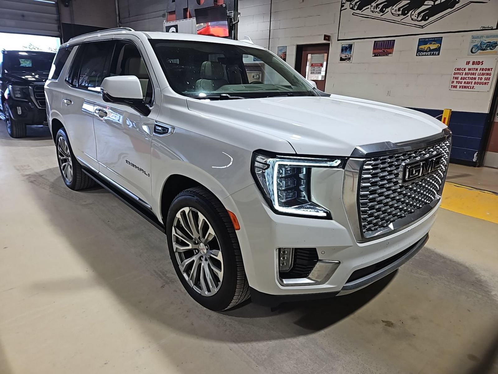 Used 2021 GMC Yukon Denali w/ Denali Ultimate Package AWD/4WD image 5