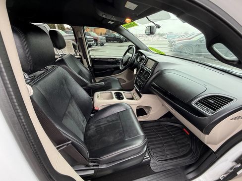 Used 2017 Dodge Grand Caravan SXT image 9