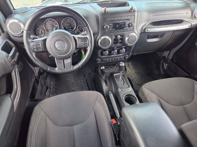 Used 2015 Jeep Wrangler Unlimited Rubicon w/ Connectivity Group AWD/4WD image 9