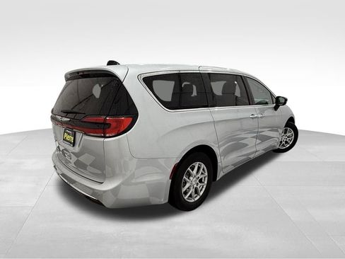 Used 2024 Chrysler Pacifica Touring-L image 6