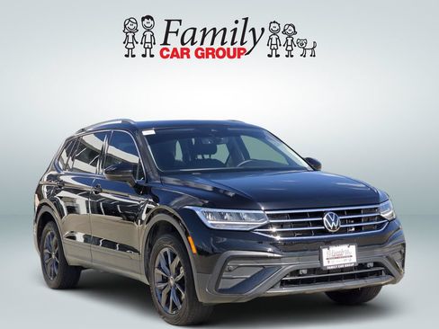 Used 2023 Volkswagen Tiguan SE w/ Panoramic Sunroof Package FWD image 2
