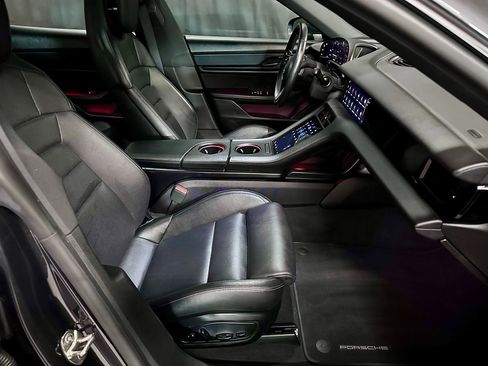 Used 2021 Porsche Taycan image 18