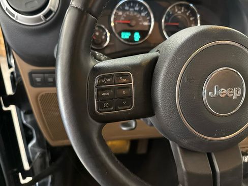 Used 2015 Jeep Wrangler Rubicon w/ Power Convenience Group AWD/4WD image 12