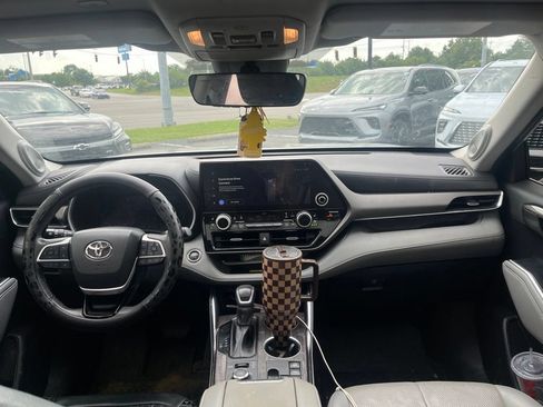 Used 2023 Toyota Highlander Limited AWD/4WD image 5