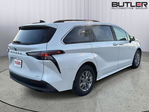 Used 2025 Toyota Sienna XLE w/ XLE Plus Package FWD image 5