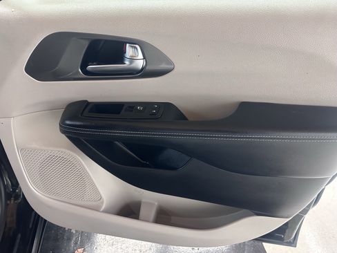 Used 2022 Chrysler Pacifica Touring-L image 49