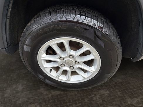 Used 2019 Jeep Grand Cherokee Laredo image 36