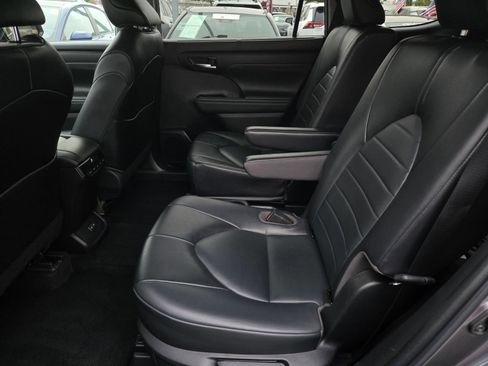 Used 2022 Toyota Highlander XLE AWD/4WD image 10