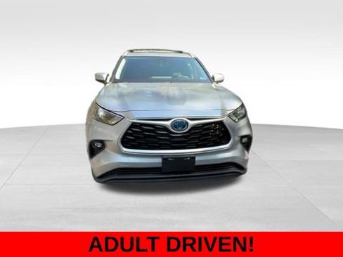 Used 2023 Toyota Highlander XLE AWD/4WD image 2