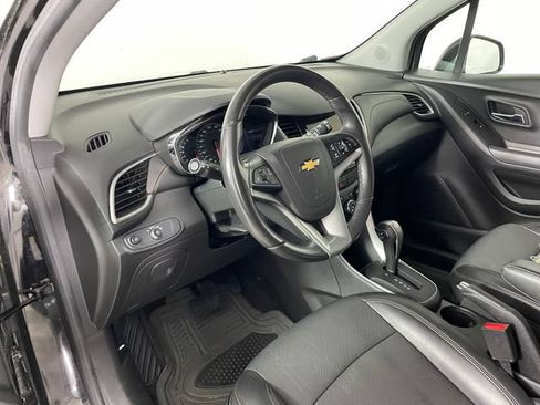 Used 2019 Chevrolet Trax LT w/ LT Convenience Package AWD/4WD image 3