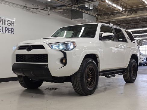 Used 2020 Toyota 4Runner TRD Off-Road Premium w/ Moonroof Package AWD/4WD image 26