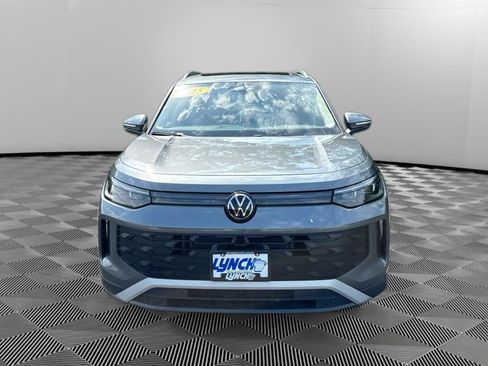Used 2025 Volkswagen Tiguan SE AWD/4WD image 2