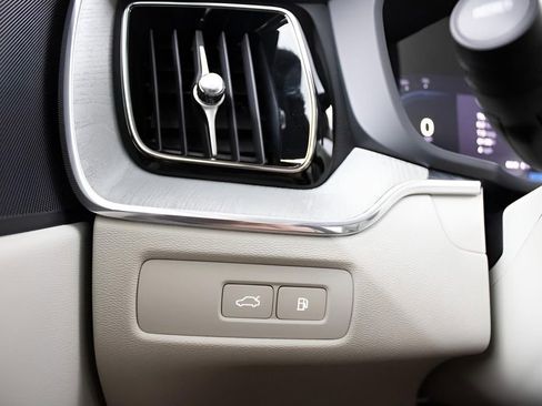 Certified 2025 Volvo XC60 T8 Plus w/ Protection Package Premier image 24