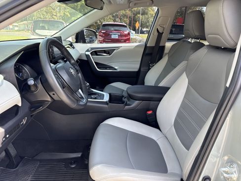 Used 2022 Toyota RAV4 XLE Premium AWD/4WD image 9