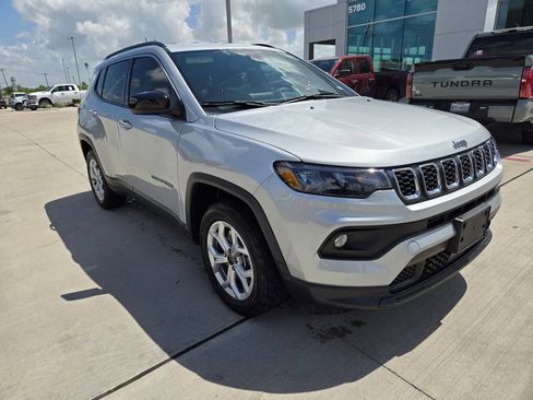 Used 2025 Jeep Compass Latitude AWD/4WD image 1
