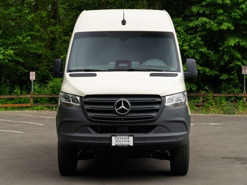 Used 2025 Mercedes-Benz Sprinter 2500 image 2