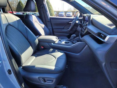 Certified 2025 Toyota Highlander XSE image 16